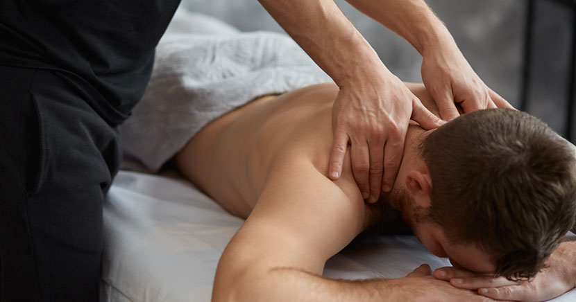Kan företagsmassage hjälpa vid specifika besvär, som ryggont eller spänningshuvudvärk? - massör från Healing Motion svarar